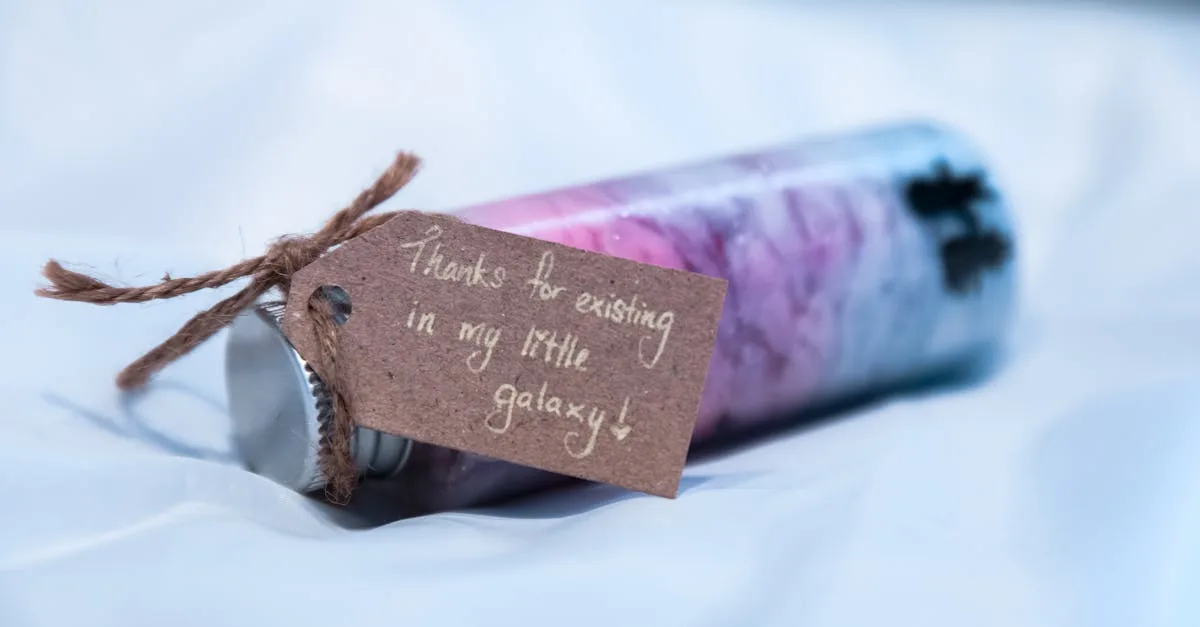 apprenez à réaliser un nœud de tension solide et fiable, idéal pour maintenir une corde bien serrée lors de vos activités de plein air et de camping.