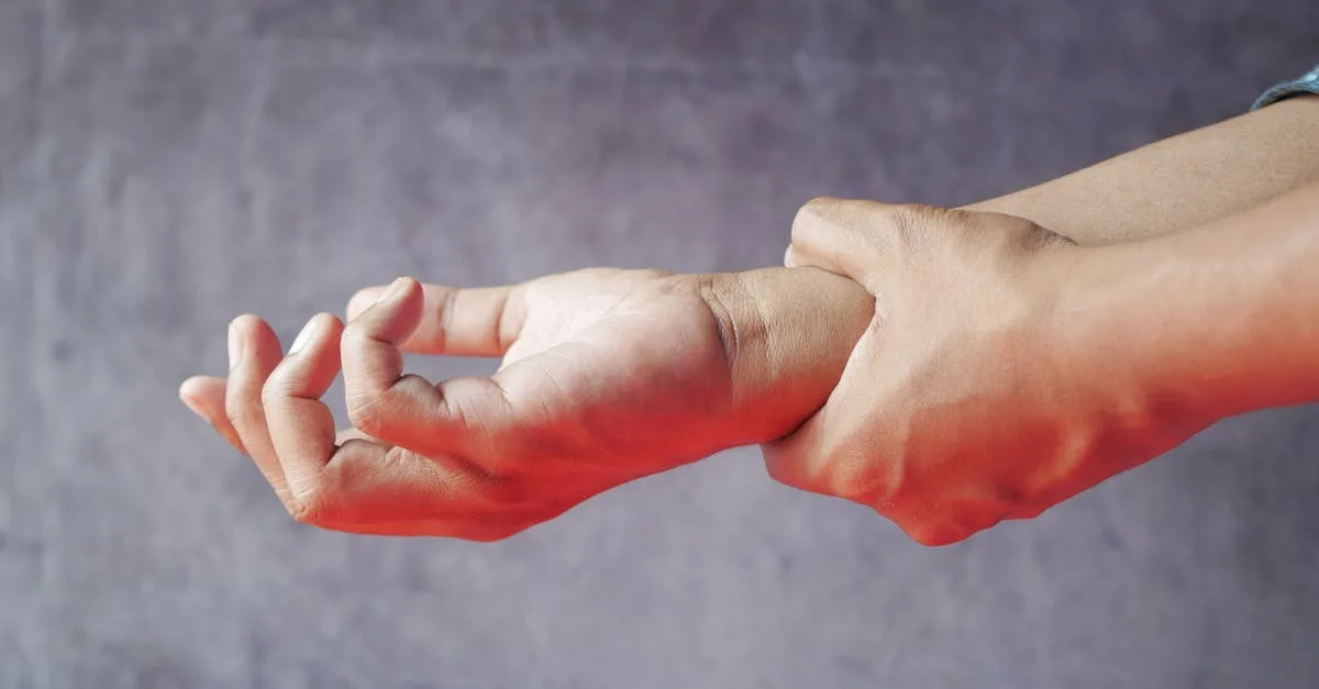 découvrez des conseils et techniques efficaces pour prévenir les blessures au poignet et protéger votre mobilité au quotidien.